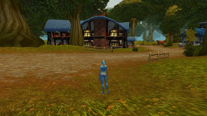 Eine Skyborne steht mit dem Rücken zur Kamera auf einer Wiese vor dem Gasthaus von Goldhain.
