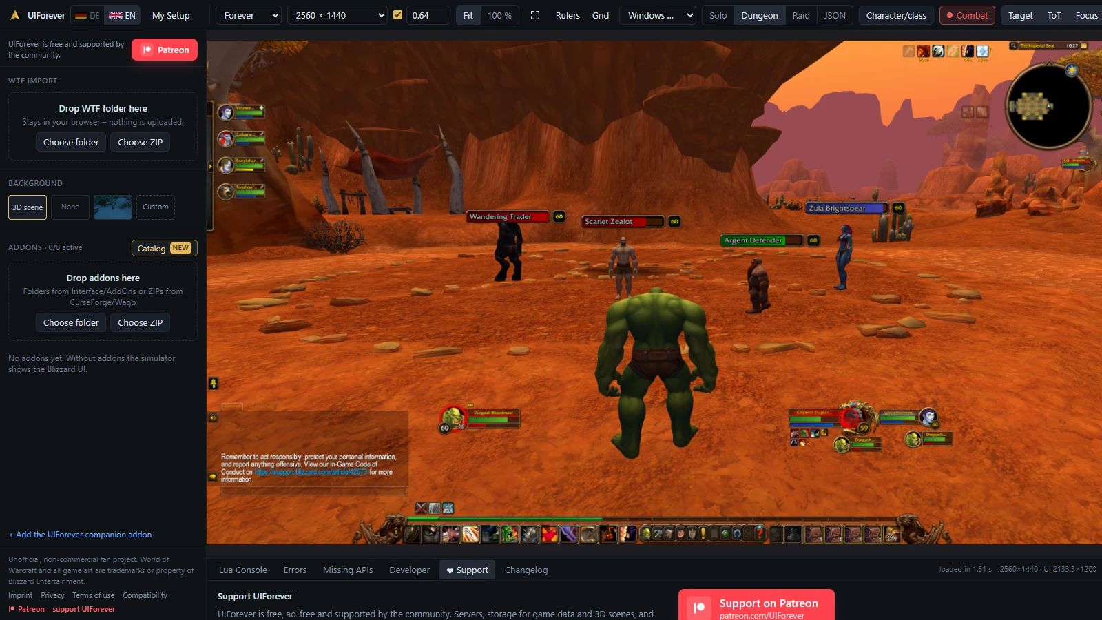 Der Simulator im Dungeon-Szenario: links Addon- und WTF-Import, in der Mitte die Spieloberfläche mit Gruppenfenstern, Aktionsleisten und Minikarte vor der 3D-Szene der Orcs im Tal der Prüfungen – der Charakter steht mit dem Rücken zur Kamera, vor ihm vier Figuren mit Namensplaketten: ein feindlicher Scarlet Zealot, ein neutraler Händler und zwei Verbündete.